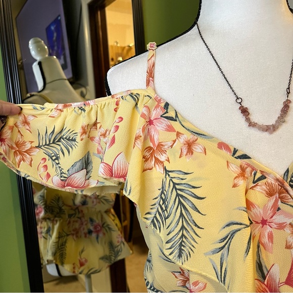 Hint of Blush Cold Shoulder Blouse size XL - Picture 4 of 6